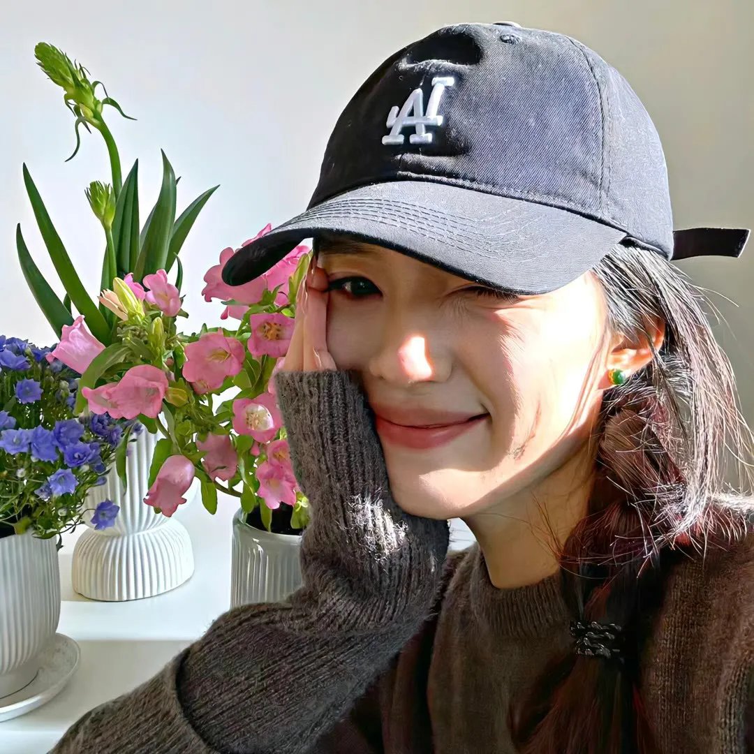 穿白丝绸的女人