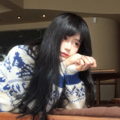 圆肚子女孩